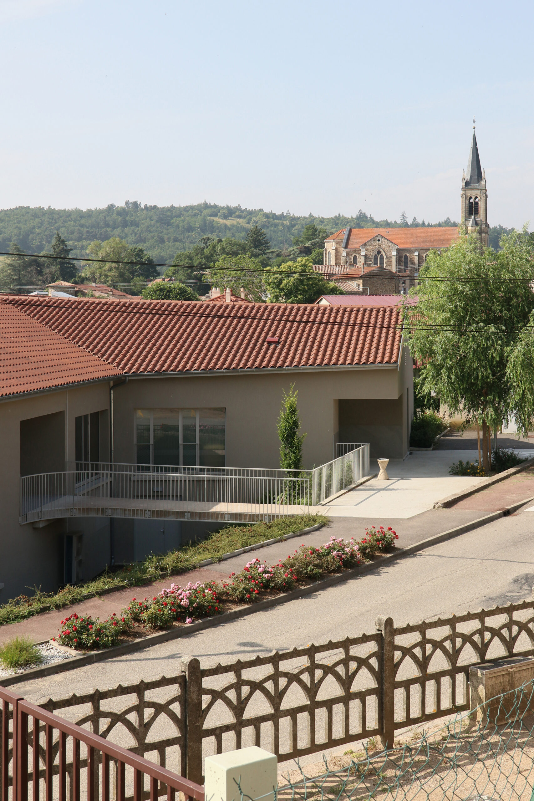 Photo de la rénovation et extension de la salle des fêtes en salle polyvalente à Saint-Alban-d'Ay par Archipolis, architectes à Annonay et Grenoble