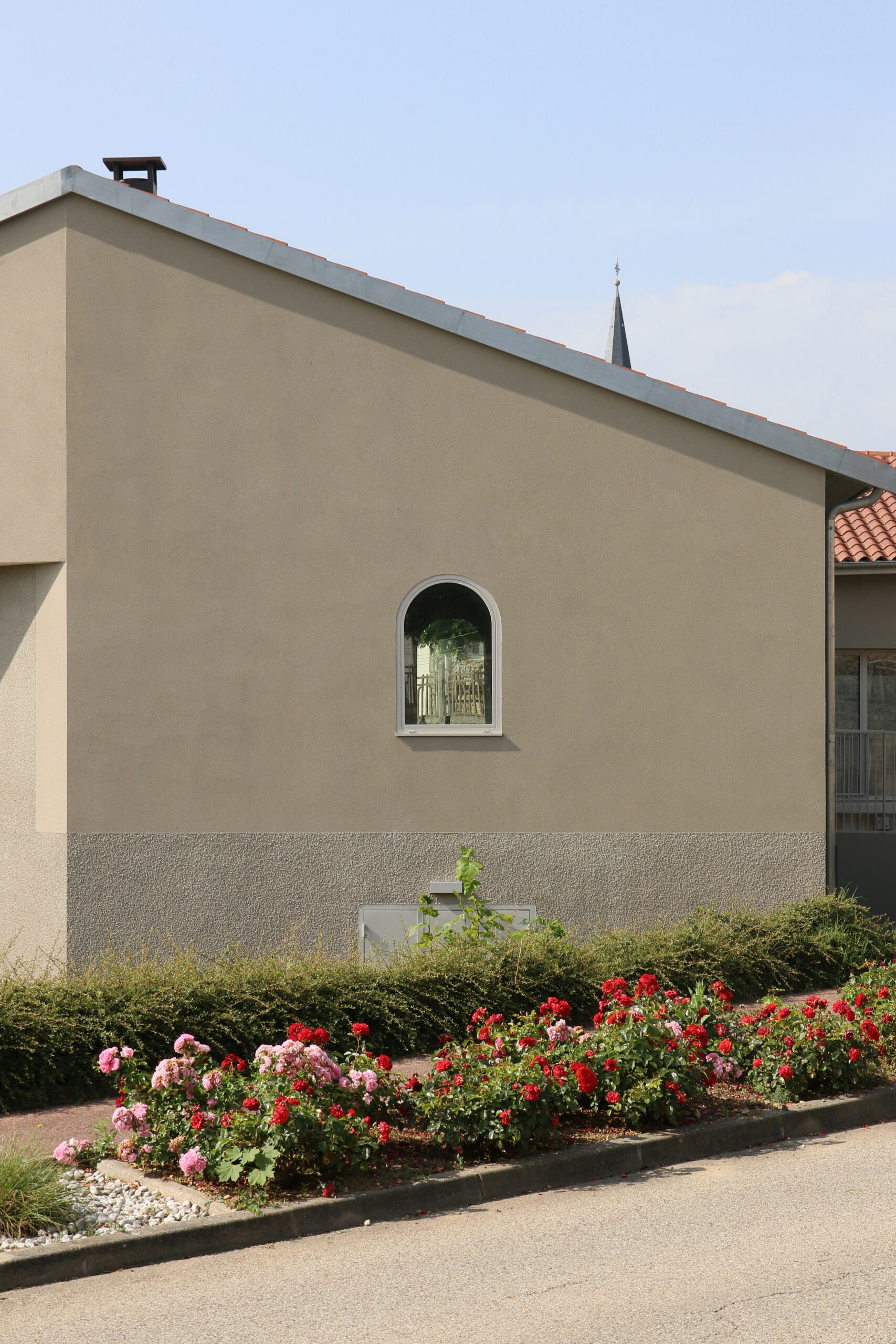 Photo de la rénovation et extension de la salle des fêtes en salle polyvalente à Saint-Alban-d'Ay par Archipolis, architectes à Annonay et Grenoble