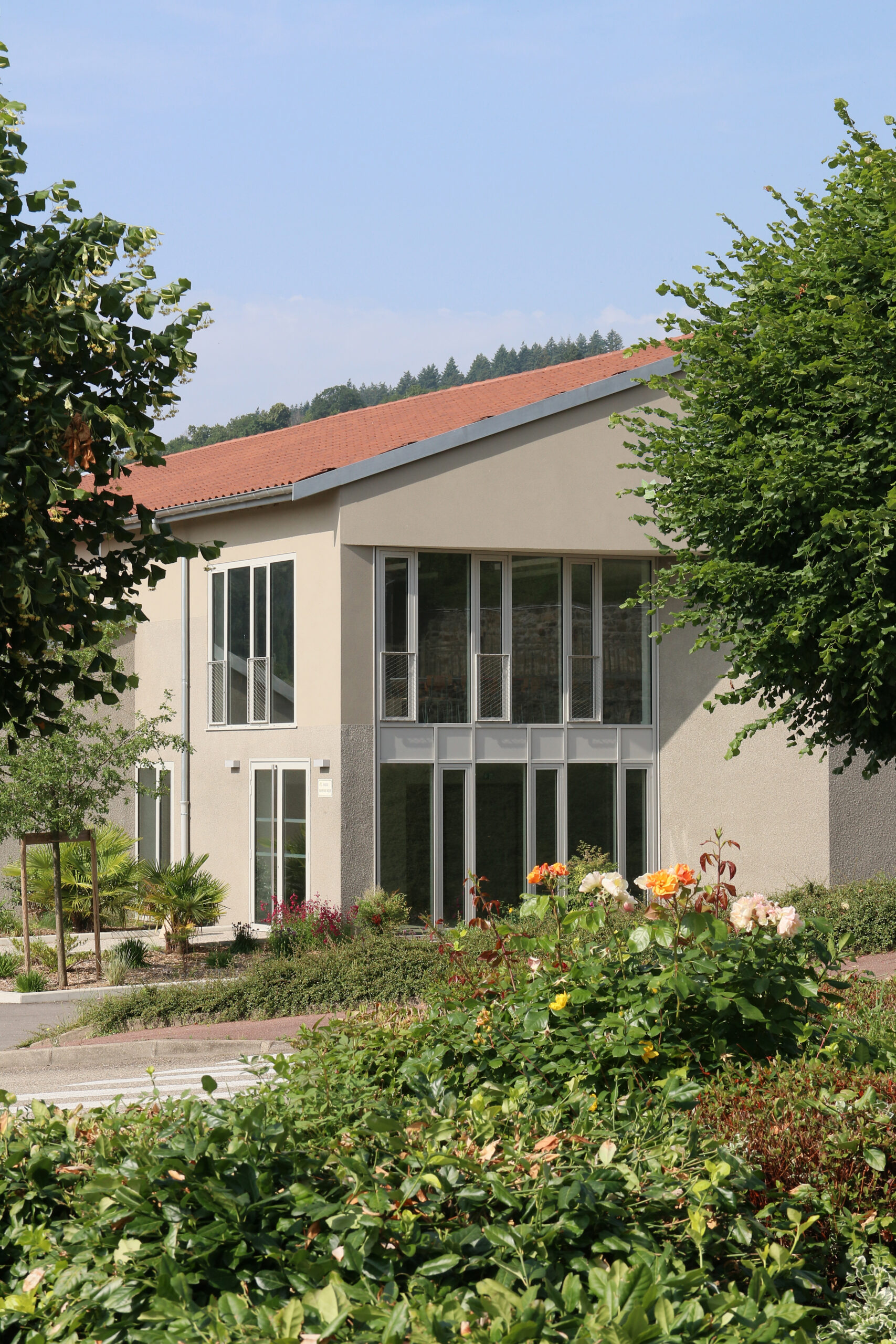 Photo de la rénovation et extension de la salle des fêtes en salle polyvalente à Saint-Alban-d'Ay par Archipolis, architectes à Annonay et Grenoble