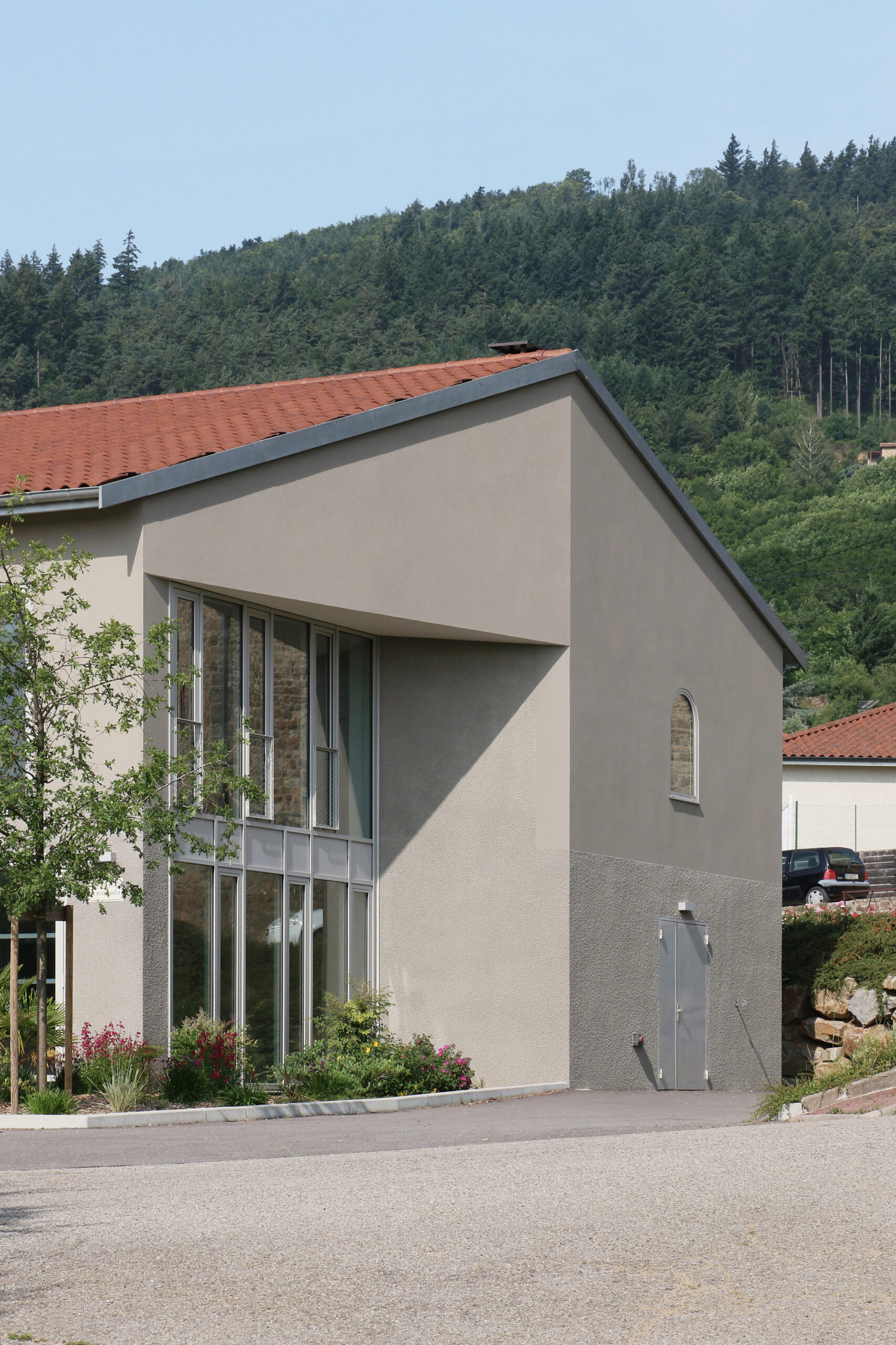 Photo de la rénovation et extension de la salle des fêtes en salle polyvalente à Saint-Alban-d'Ay par Archipolis, architectes à Annonay et Grenoble