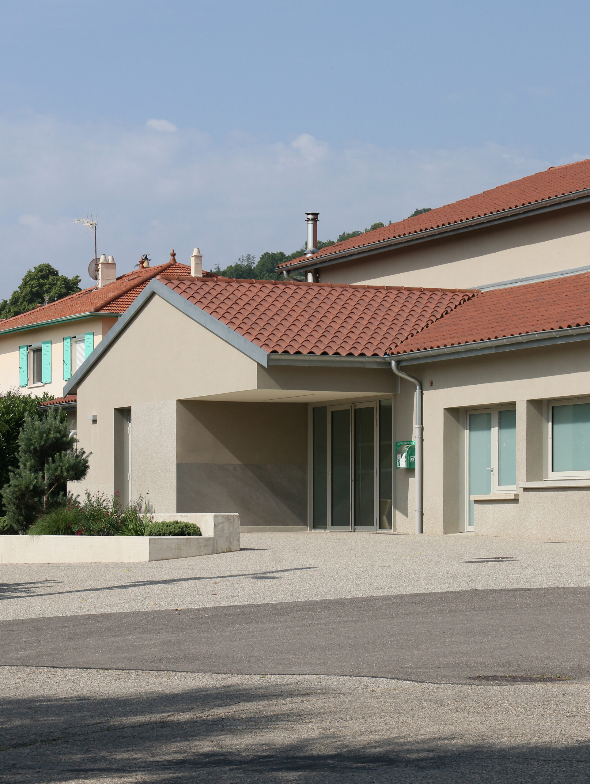 Photo de la rénovation et extension de la salle des fêtes en salle polyvalente à Saint-Alban-d'Ay par Archipolis, architectes à Annonay et Grenoble